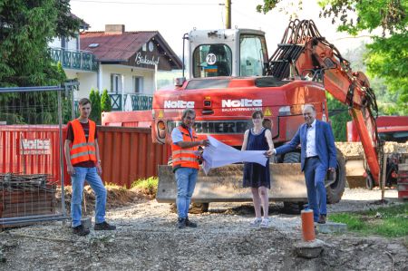 In Nähe des Restaurants Birkenhof entsteht die Brücke über die Sauer – v.l.: Thorsten Kammel (Ingenieurbüro Bockermann Fritze), Frank Behre (Bauunternehmung Nolte), Bürgermeisterin Ute Dülfer und Landrat Christoph Rüther. (Foto: Michael Rüngeler)